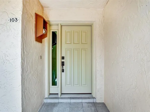 8107 Bardmoor Pl APT 103, Seminole, FL 33777