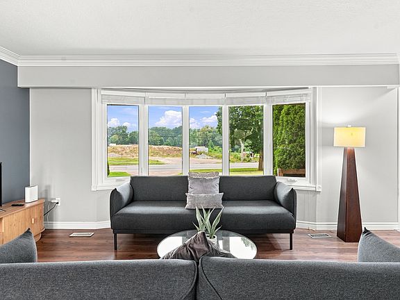 4th image of 240 Lakeshore Rd #1