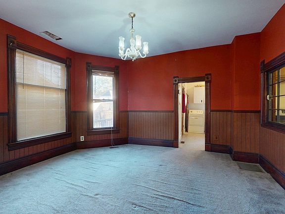 5th image of 903 W 7th St