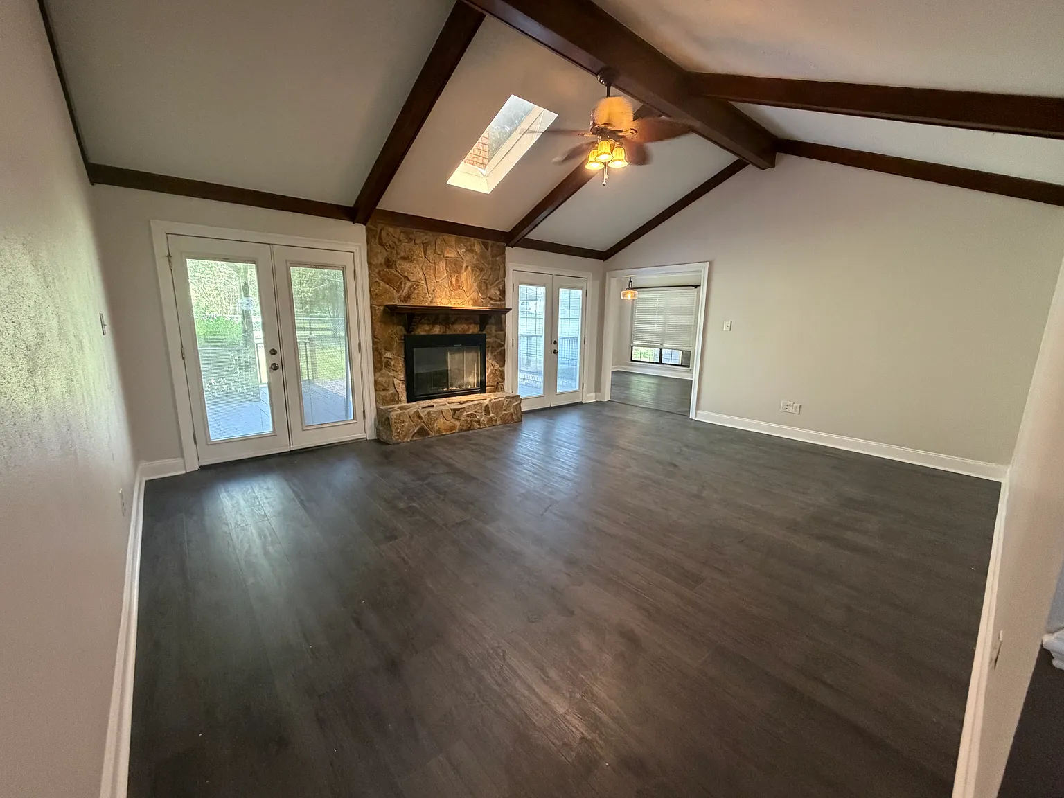 3 bed, 1960 sqft, $2,600 — Photo 2