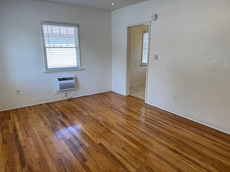 711 W Clark St — Photo 3