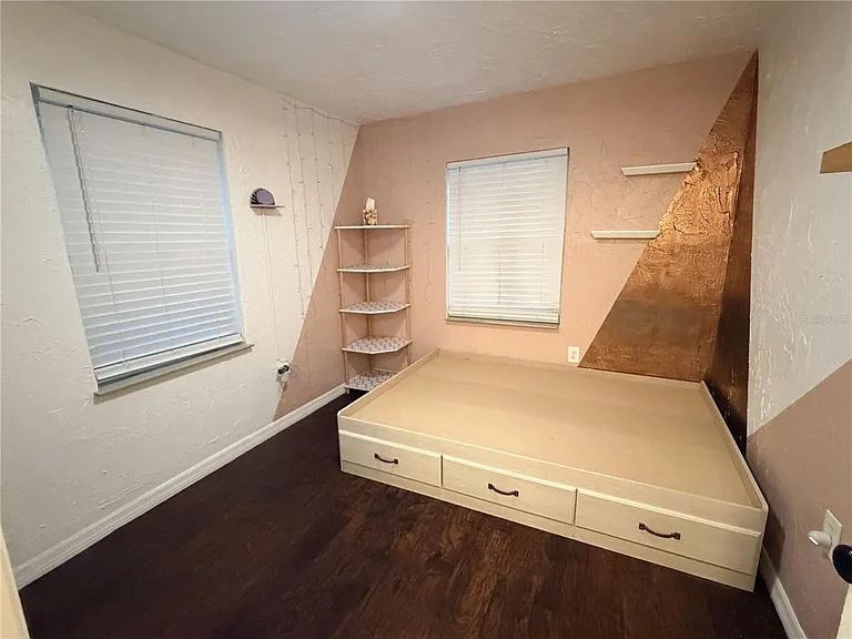 1707 W Comanche Ave — Photo 2