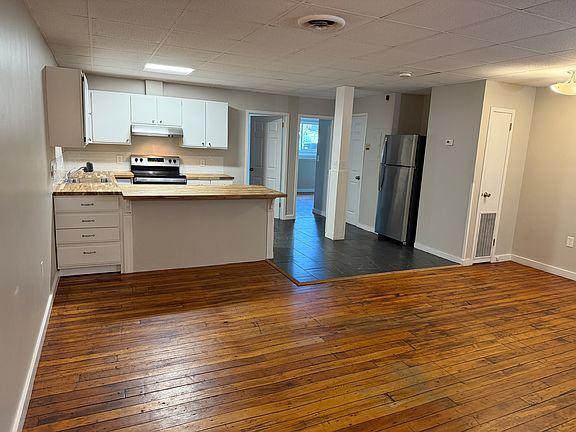 Livingroom facing the kitchen