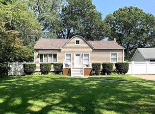 390 S Greene Ave, Lindenhurst, NY 11757