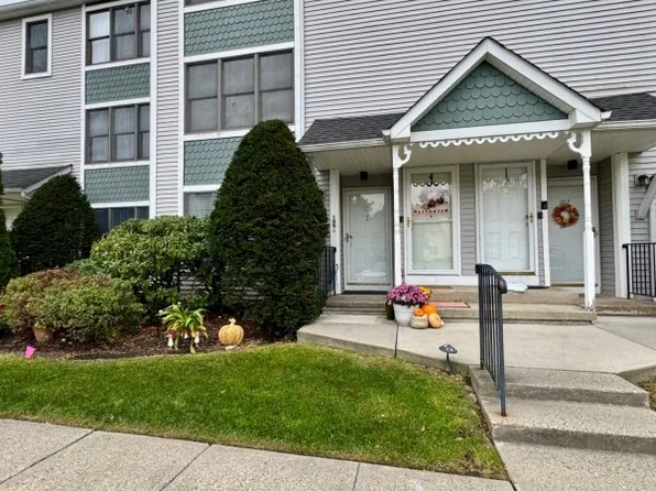 100 Heritage Ln #100, Hamburg Boro, NJ 07419