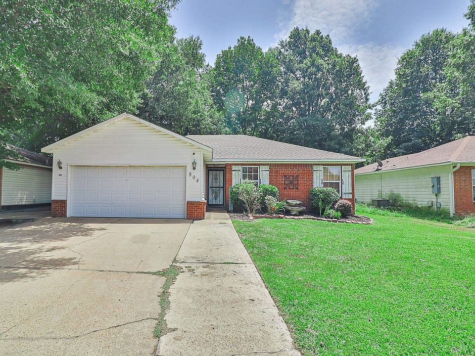 1st image of 804 Gwen St