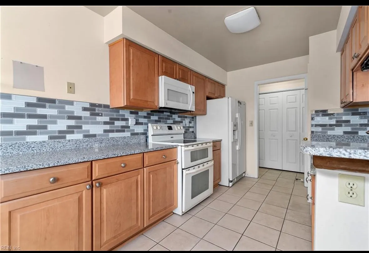 4 bed, 1357 sqft, $2,495 — Photo 3