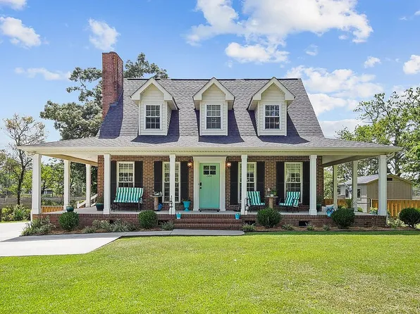 560 Groves Point Dr, Hampstead, NC 28443