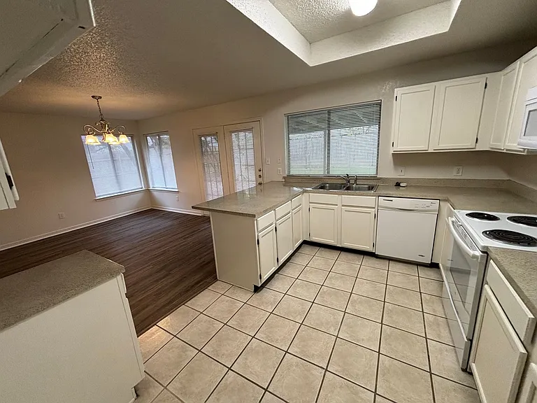 2514 Livingston Ln — Photo 13