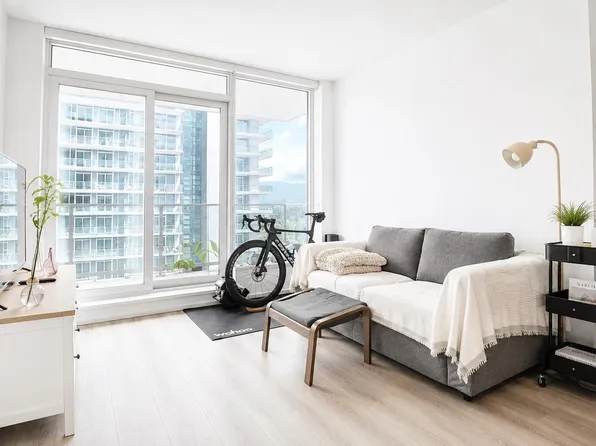 3833 Evergreen Pl #3211, Burnaby, BC V3J 0M2
