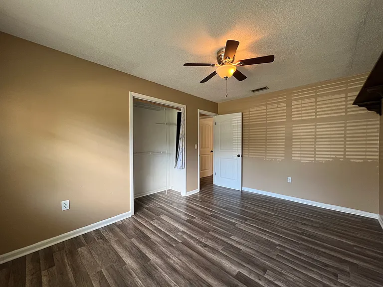 630 Queens Cir — Photo 24