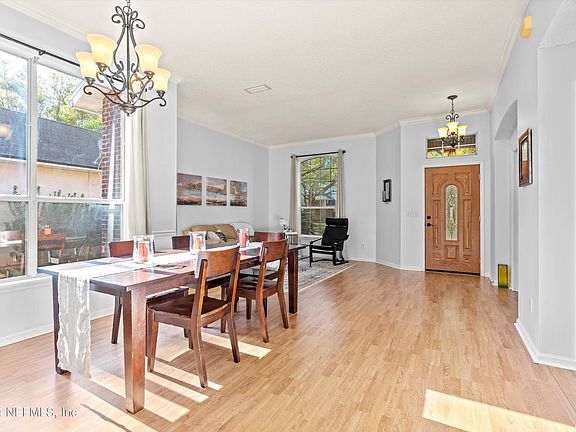 5th image of 824 W CUMBERLAND Court