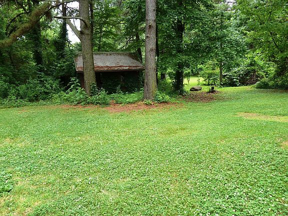 Spacious Backyard area