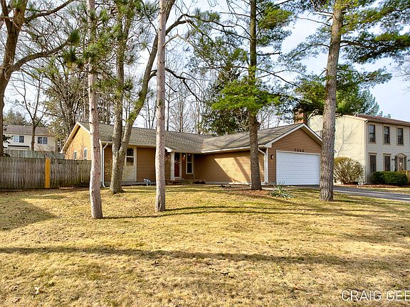 3rd image of 2454 Pineview Dr NE