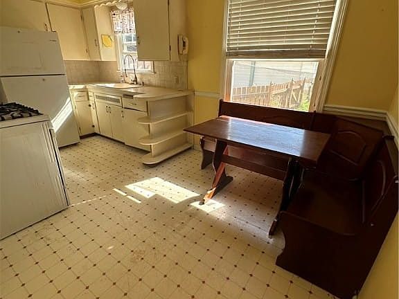 4th image of 51 Stoneleigh Ave