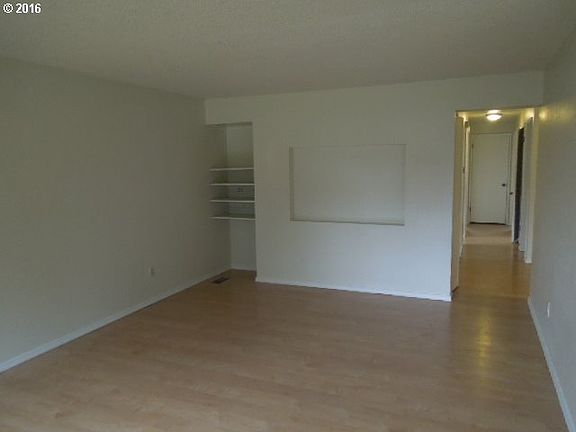3rd image of 320 NE Sequoia Ct