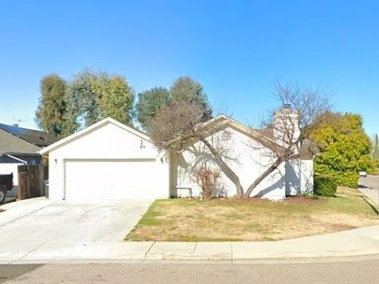 915 Moran Ct — Photo 2