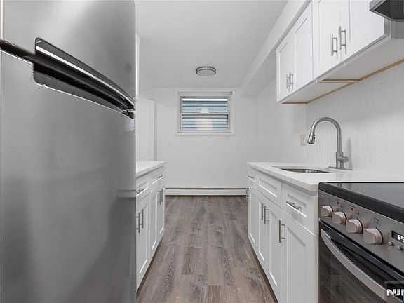 4th image of 325 Westervelt Pl