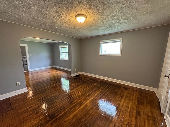 4th image of 740 N Bosart Ave