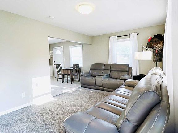 3rd image of 14 Evergreen Ct