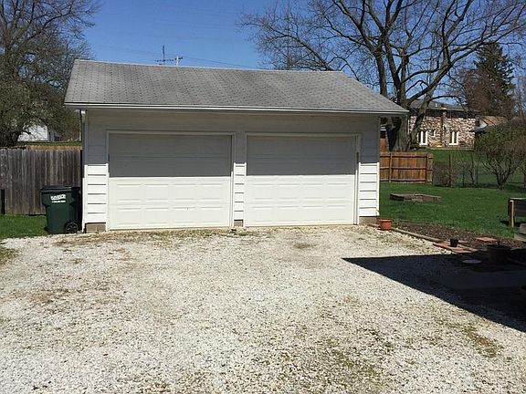 garage, one side only to be used