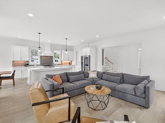 4th image of 901B Gale Ln