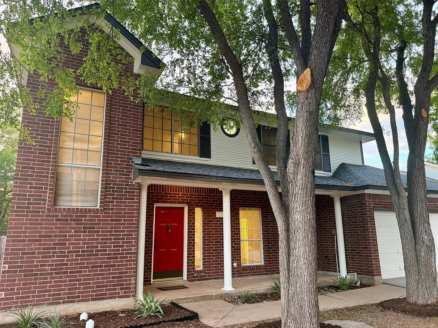4 bed, 2.5 bath, 2356 sqft, $2,295 — Photo 2