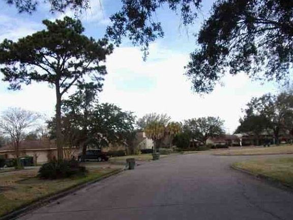 Exterior Neighborhood (street photo)