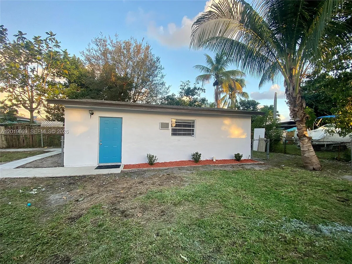 Photo 2 of 12 - 2512 Grant St - Hollywood, FL Building Photo - 2512 Grant St