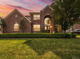 42464 Beechwood Dr, Sterling Heights, MI