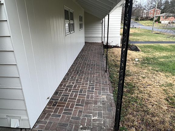 2nd image of 2908 Tremont Dr