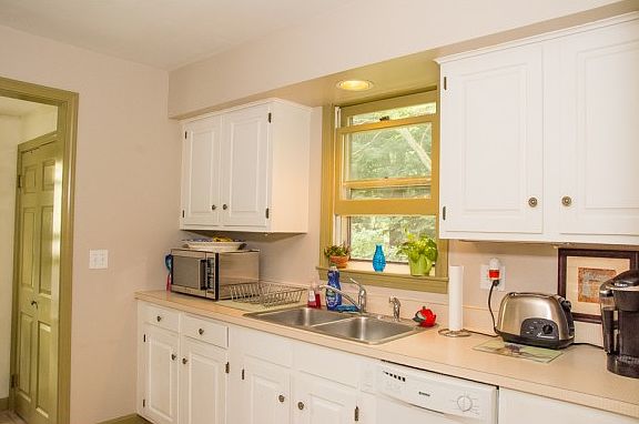 2nd image of 106 1/2 Iroquois Ave