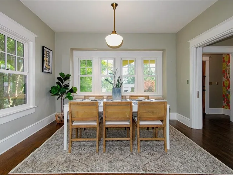 Dining area in the kitchen.