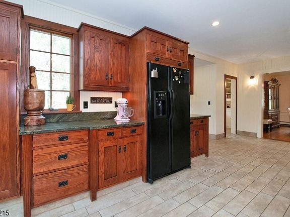 4th image of 51 Forest Ave