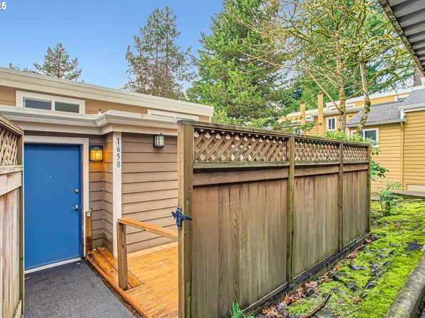 1658 Village Park Pl, West Linn, OR 97068