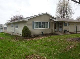 107 E Pioneer Rd, Lone Tree, IA 52755