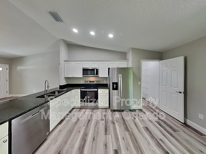 3 bed, 2.0 bath, 1400 sqft, $1,650 — Photo 4