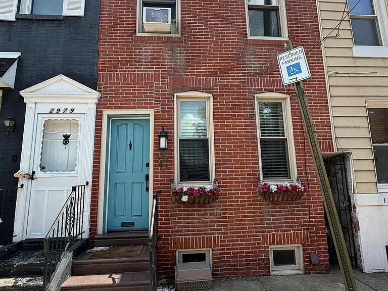2977 Mercer St — Photo 1