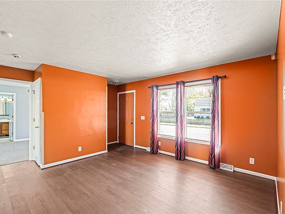 4th image of 261 Boyer St