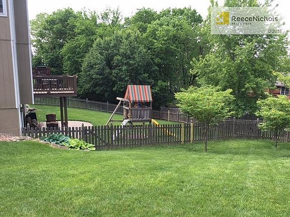 Well kept lawn and a large corner lot.