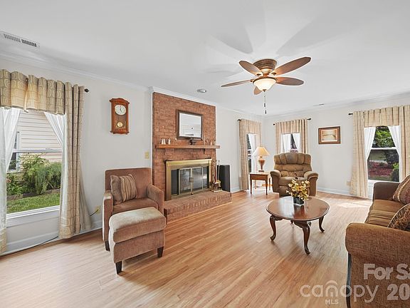 5th image of 2527 Heathershire Ln
