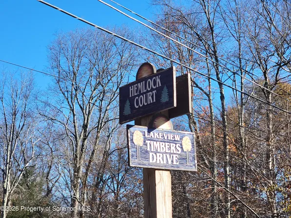121 Hemlock Ln, Gouldsboro, PA 18424