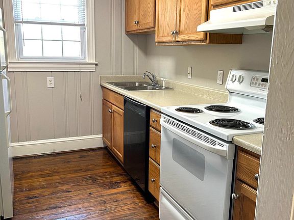 3rd image of 5 Whitsett St APT 4