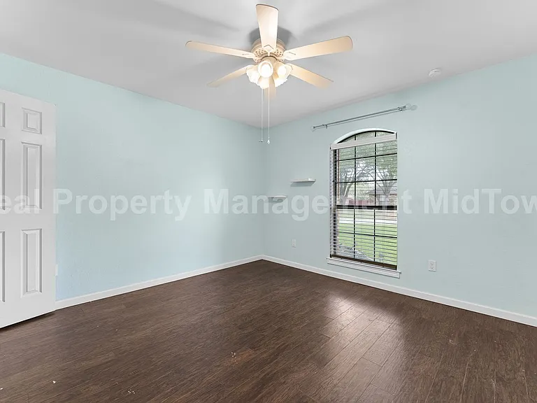 2132 Turf Club Dr — Photo 14