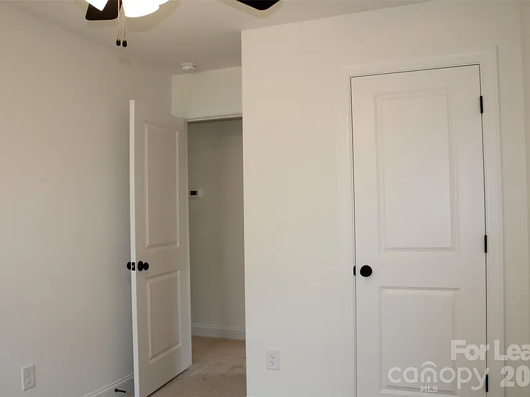 574 W Park Ave #B — Photo 15