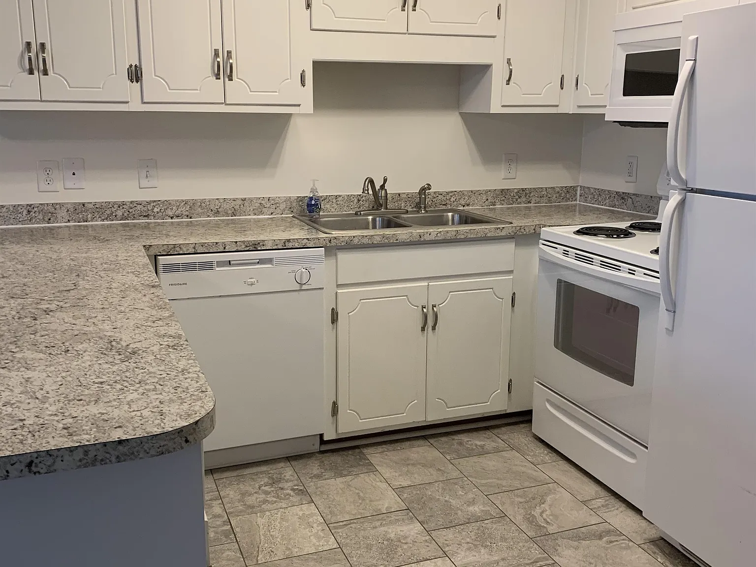 1113 Homestead Garden Ct — Photo 2