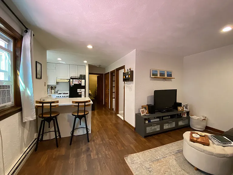 7 Lathrop Pl #1R — Photo 2