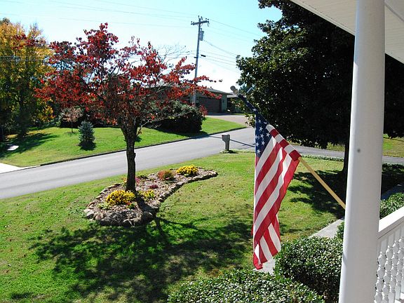 3rd image of 529 Hillcrest Cir