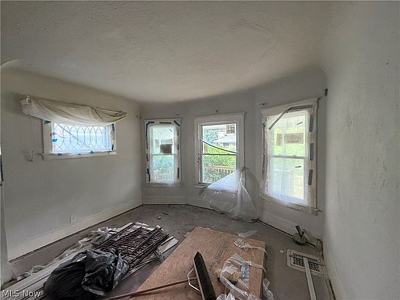 3rd image of 10708 Grantwood Ave