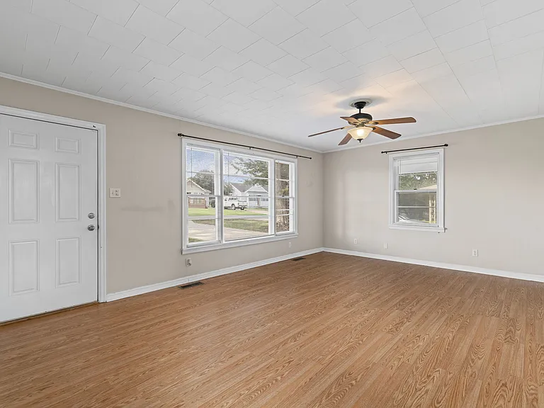 612 Eason Ave — Photo 4